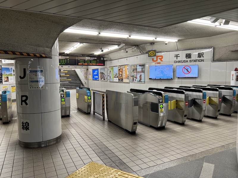 しかし、ホームへは階段しかない。