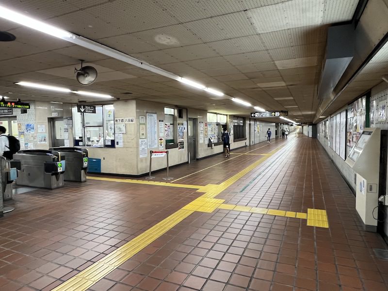 地下にある地下鉄八田駅の改札口。まっすぐ進むとJR・近鉄線の駅と2・3出入口。