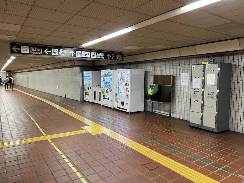 通路内にコインロッカーがある