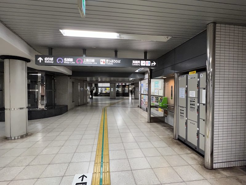 コインロッカー側から見た南改札口方面。円柱のあるところを左に行くと南改札口がある。