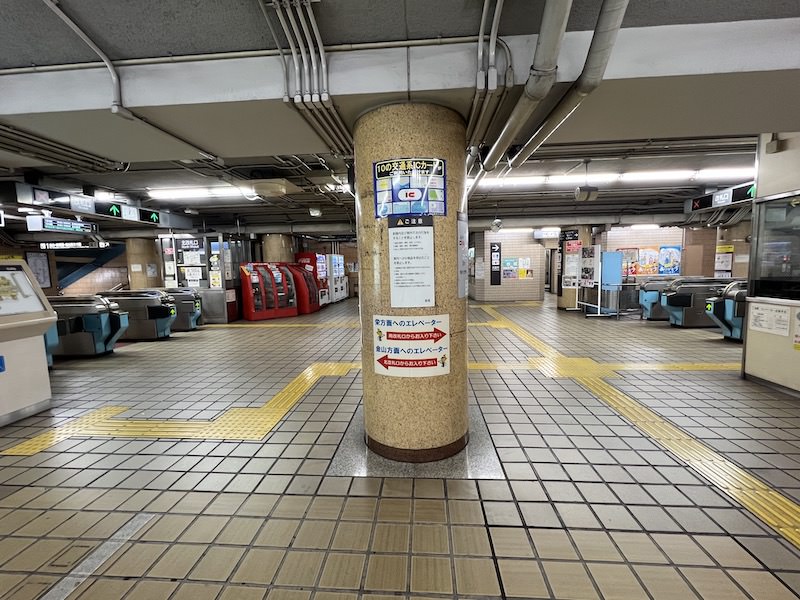 コインロッカーから見た改札口。 栄・大曽根方面は左側北改札口、金山・新瑞橋・名古屋港方面は右側南改札口のエレベーターを利用する。
