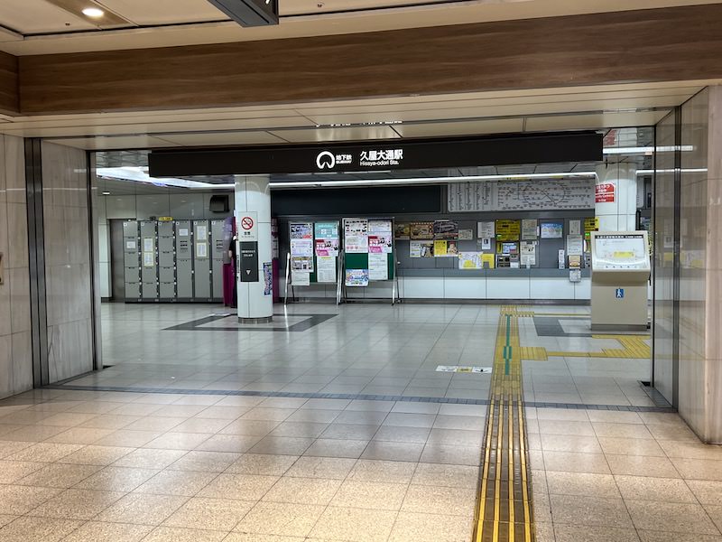 セントラルパーク地下街側から見た南改札口。左側にコインロッカーが見える。