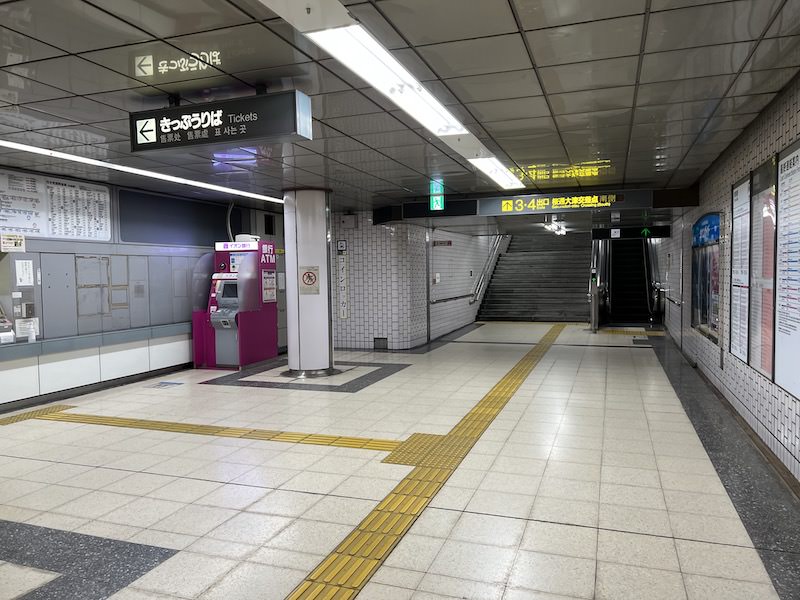 ATMと柱のあいだにコインロッカーが見える。 西改札口から出口へ向かう上りエスカレーターは地上までつながっていないので注意。