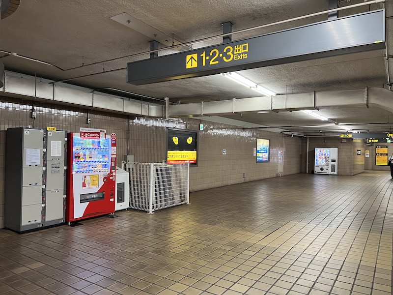 1・2・3出入口へ向かう通路内にあるコインロッカー