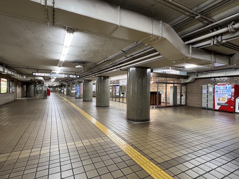 コインロッカー側から改札口方向を見る。右のガラス張り部分が「本陣ギャラリー」。