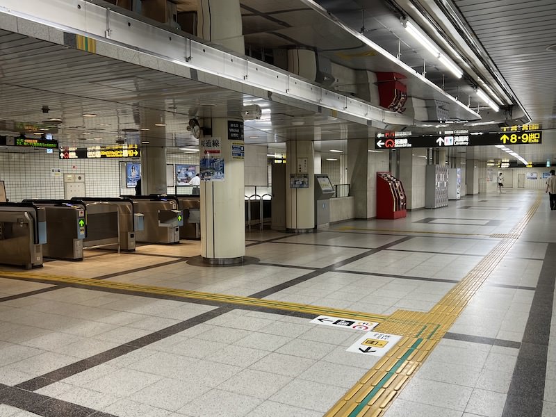 地下2階桜通線南改札口。赤いラックの奥にコインロッカーが見える。