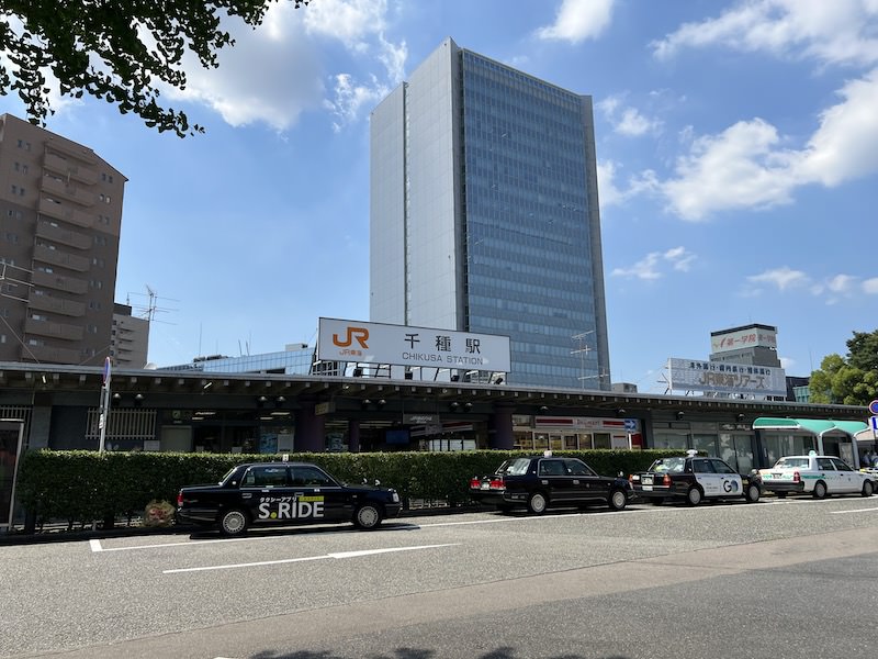 JR千種駅。ホームは駅舎の下にある。
