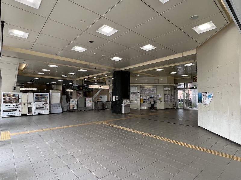 JR八田駅の構内。コインロッカーは見当たらない。