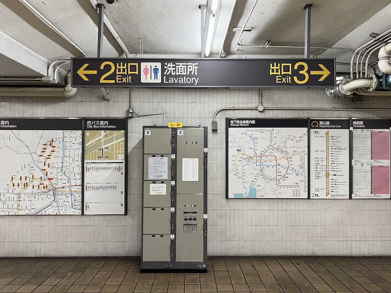 東改札口から見たコインロッカー。まさに改札の正面にある。