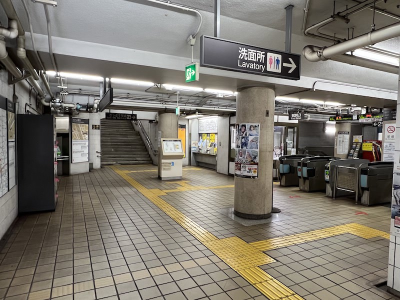 コインロッカーと東改札口。手前の2出入口、正面の3出入口ともに階段のみなので注意。