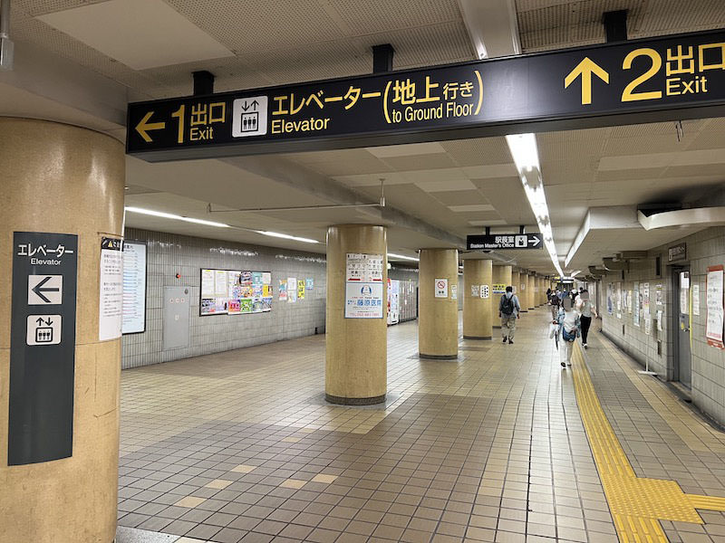 2出入口へ向かう通路。柱の間にコインロッカーが見える。