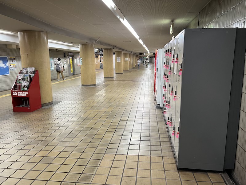 コインロッカー側から見た改札口への通路