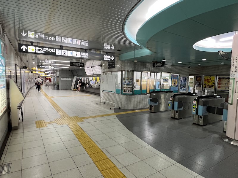 改札口を出て右側の通路内にコインロッカーがある