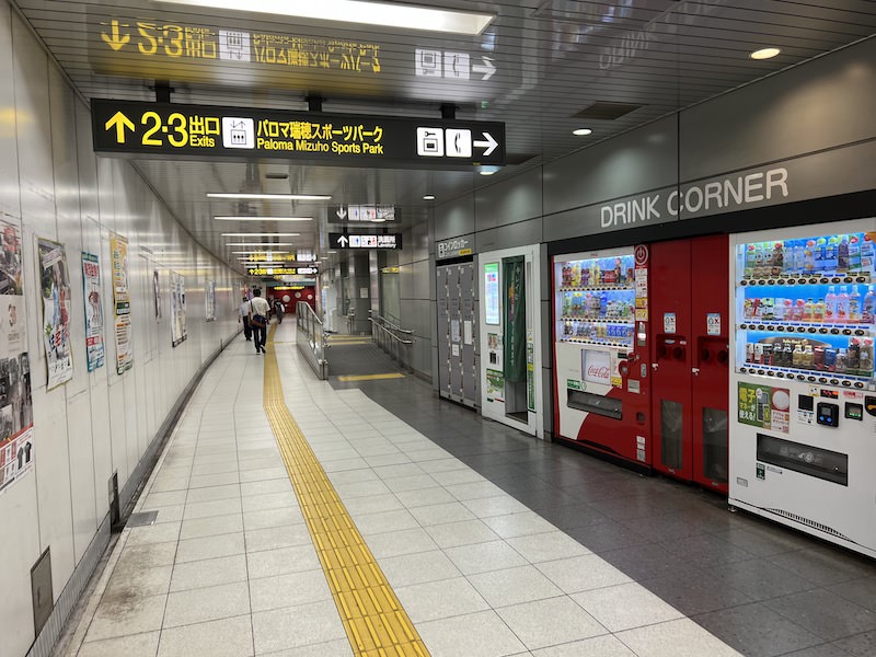 通路を進むと右側にコインロッカーが現れる