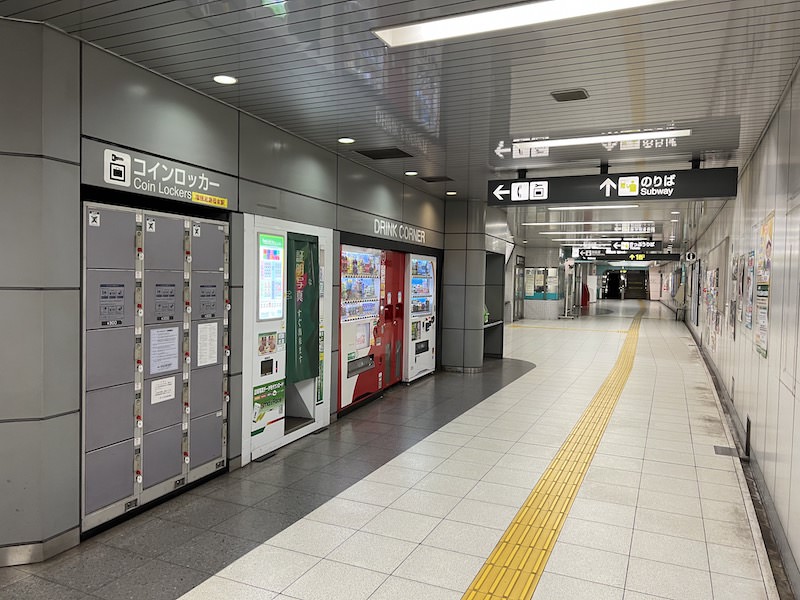 コインロッカー側から改札口方向を見る