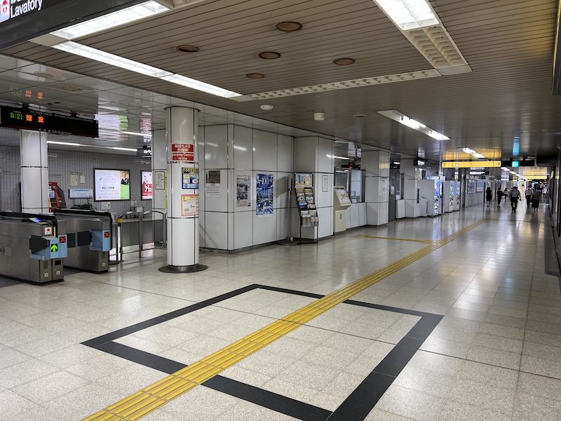 国際センター駅の改札口。写真の通路を進むと地下街「ユニモール」を経て名古屋駅方面まで行ける。