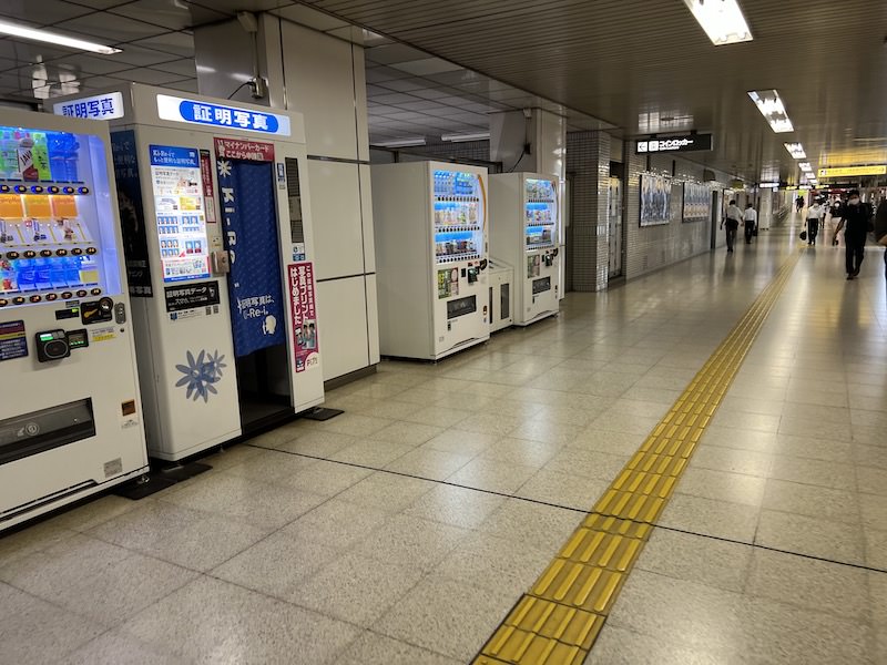 通路の途中にコインロッカーがある