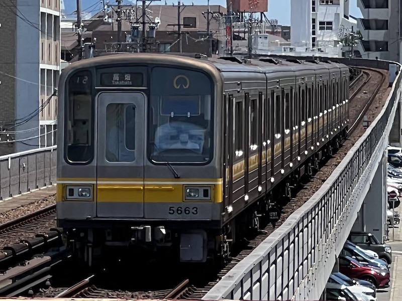 黄色いラインが目印の名古屋市営地下鉄東山線