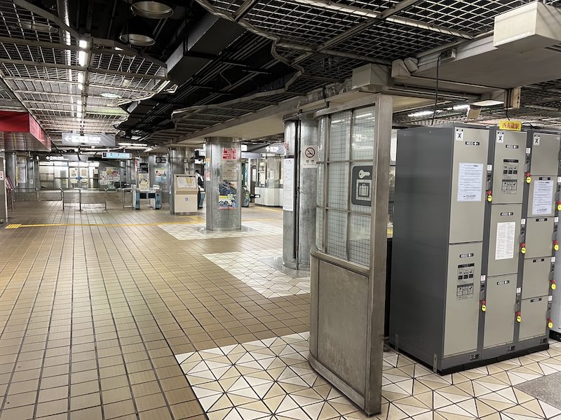 改札口の目の前にあるコインロッカー