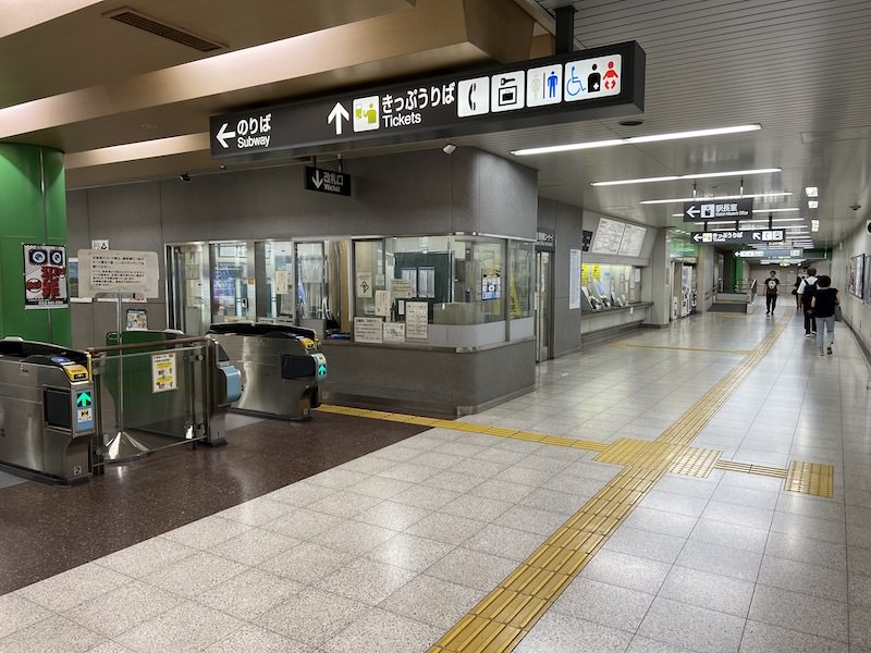 改札口を出て左側の通路内にコインロッカーがある
