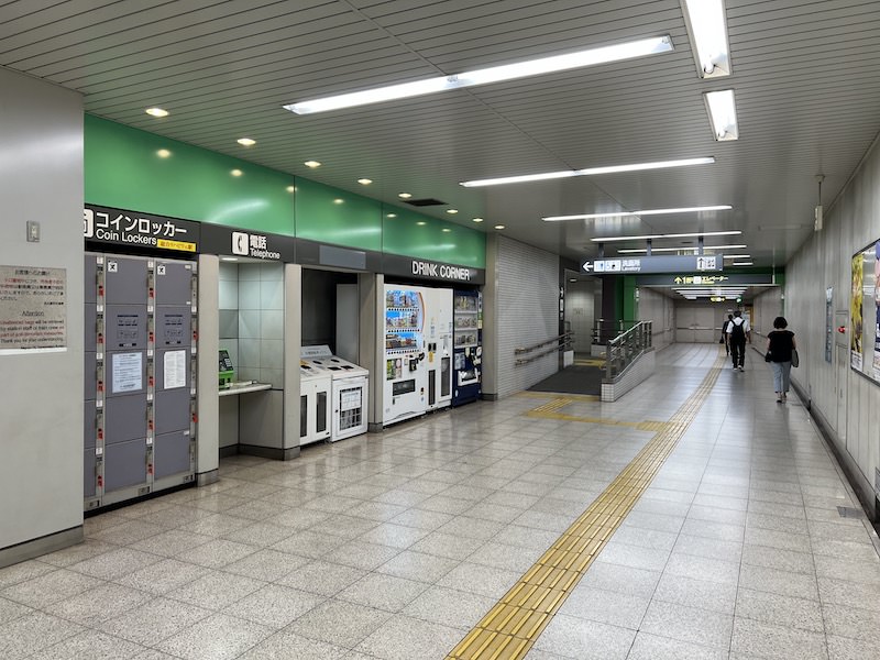 通路の左側にコインロッカーが現れる