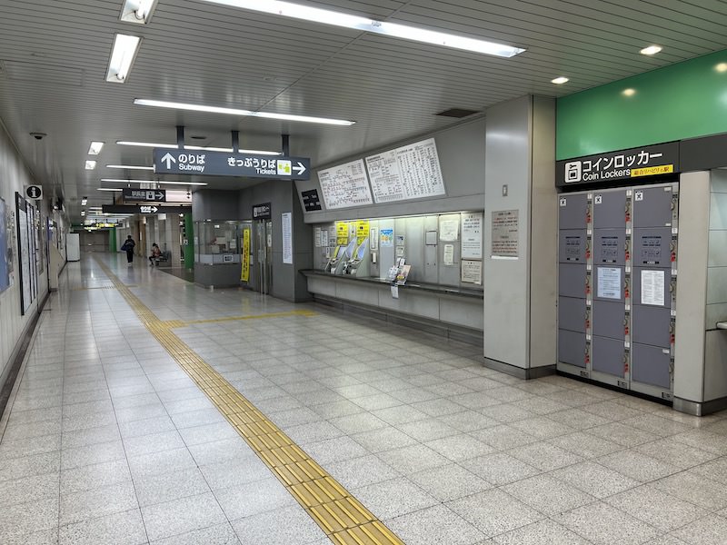 コインロッカー側から改札口を見る