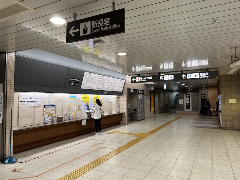 改札口を出て左側にあるきっぷうりばの奥にコインロッカーがある