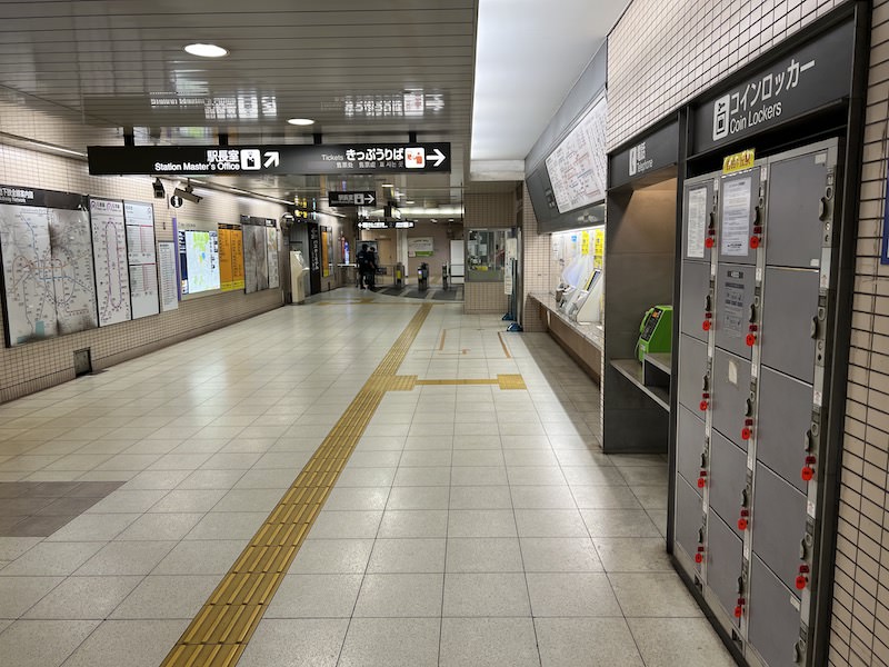 コインロッカー側から見た改札口