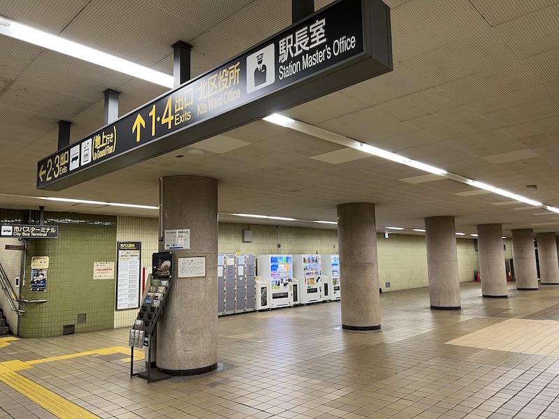 2・3出入口への階段横にあるコインロッカー