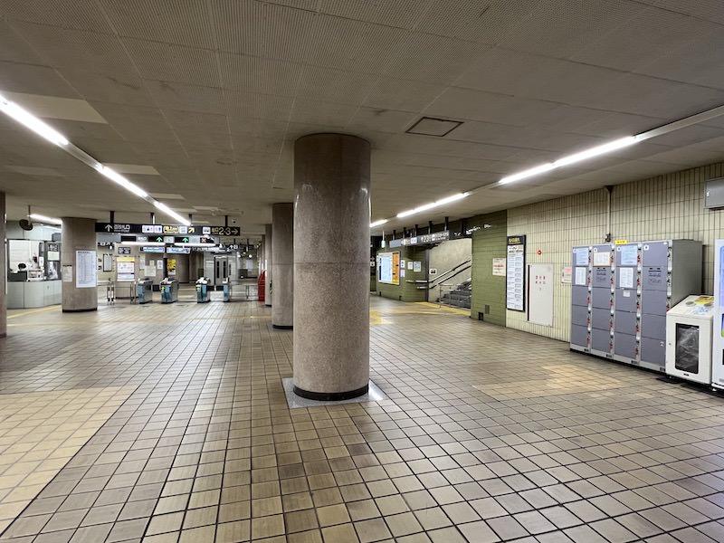 コインロッカー側から改札口を見る