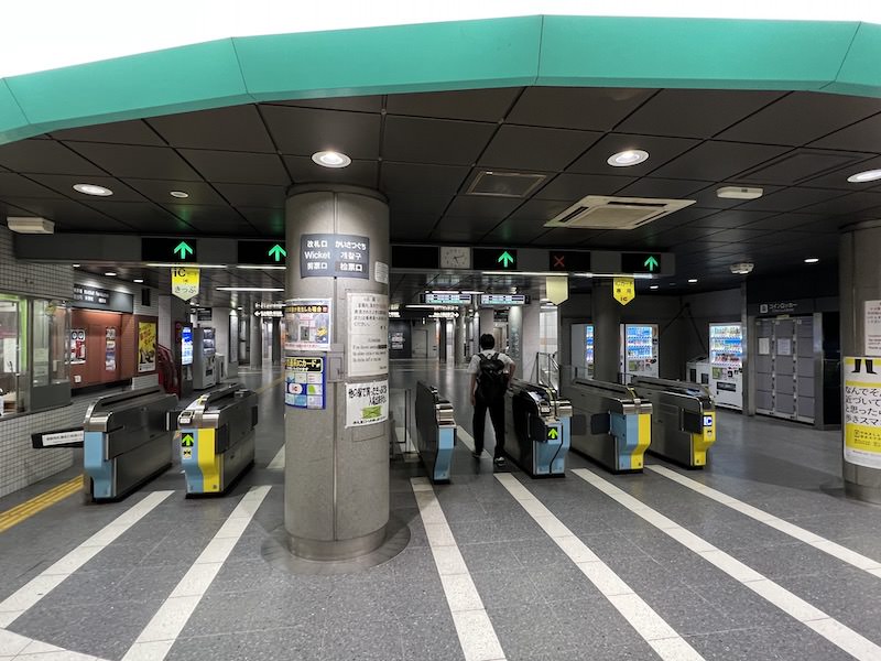 地下鉄の改札口のすぐ横にコインロッカーがある