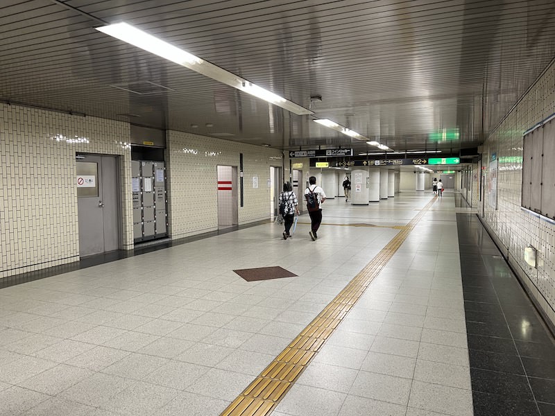 通路内トイレの手前にコインロッカーがある