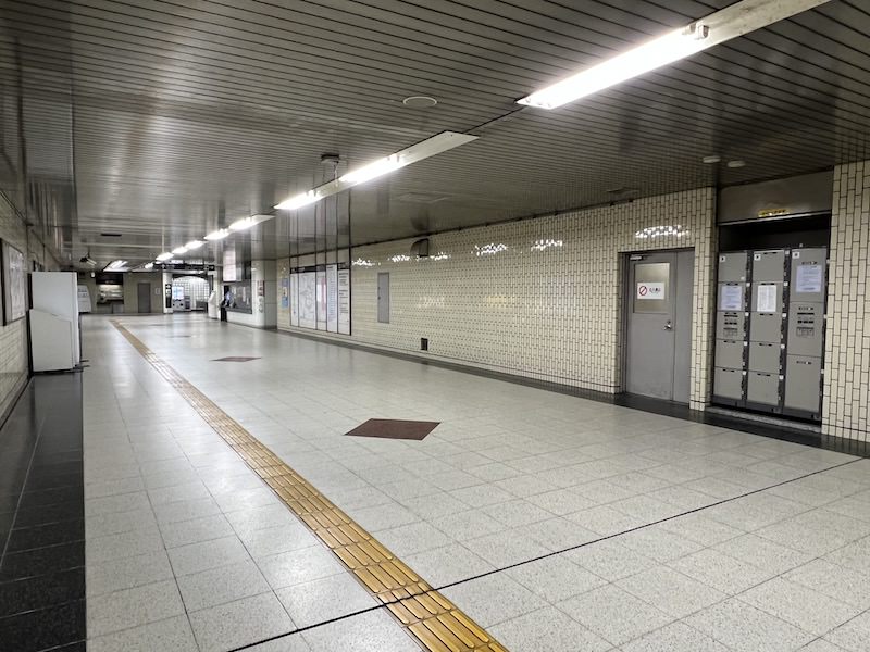 コインロッカーから改札口を見る