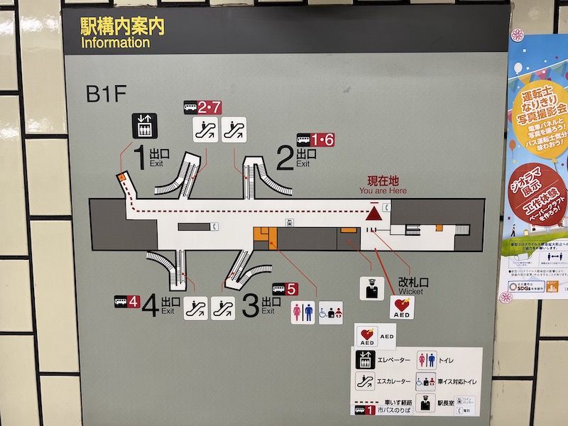 どの出口のエスカレーターも地上までは到達できないので、エレベーター利用がベスト。