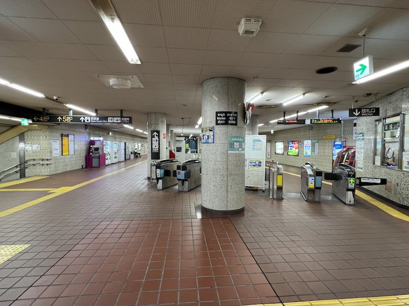 高畑駅改札口