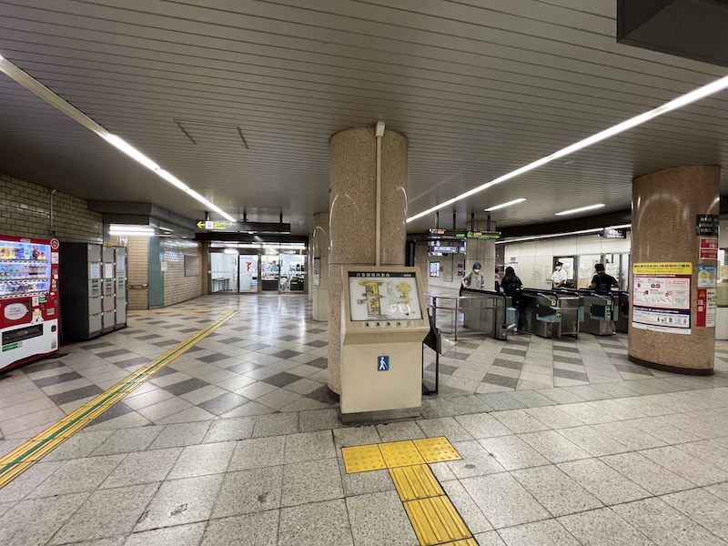 鶴舞線側の中改札口。左側地上へのエレベーターへ向かう通路にコインロッカーがある。背後は西改札口。