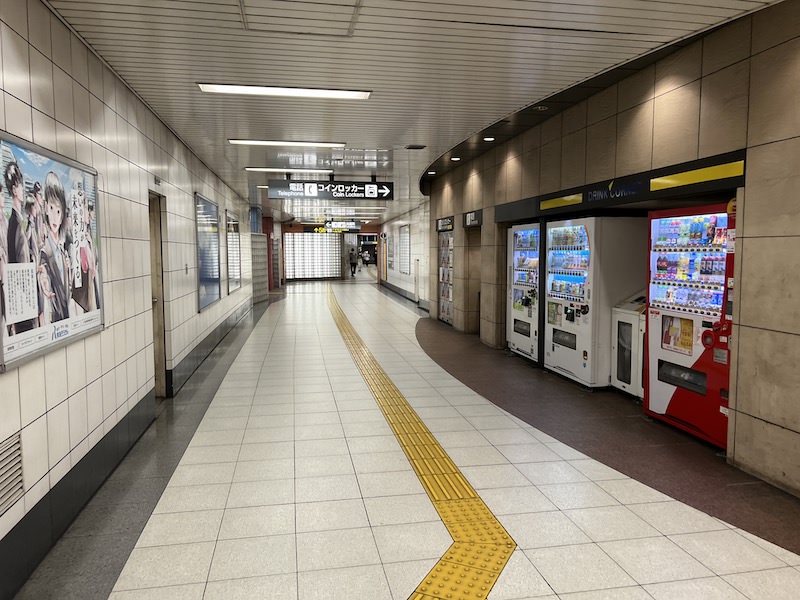 通路を進むと右側にコインロッカーが現れる。