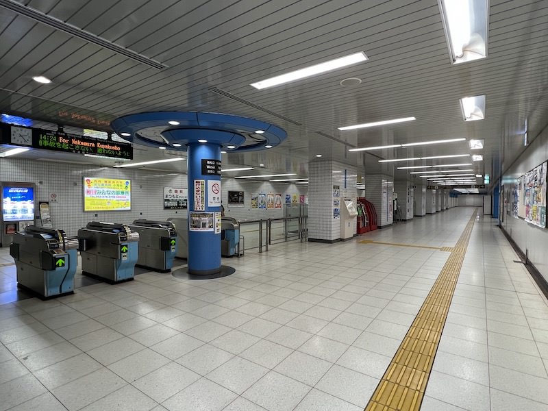 コインロッカーのある1出入口への通路