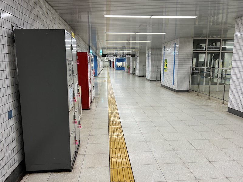 コインロッカー側から見た改札口