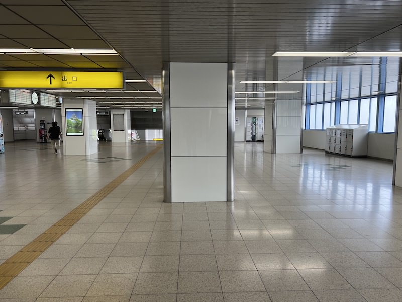 改札口を出ると、右側にコインロッカーが2台設置されているのが見える。