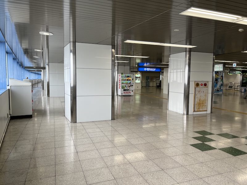 コインロッカー側から見た改札口