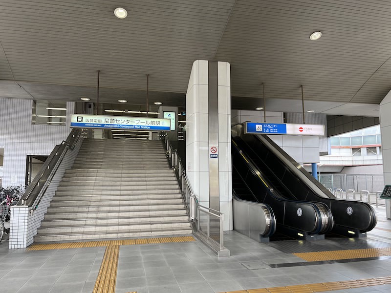 地上へはエスカレーターとエレベーターで行き来できる。