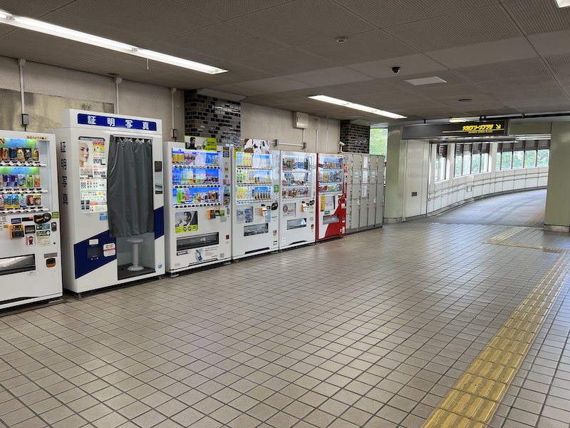 改札口を出て右側、「尼崎だいもつ病院」へ向かうデッキの前にコインロッカーがある。