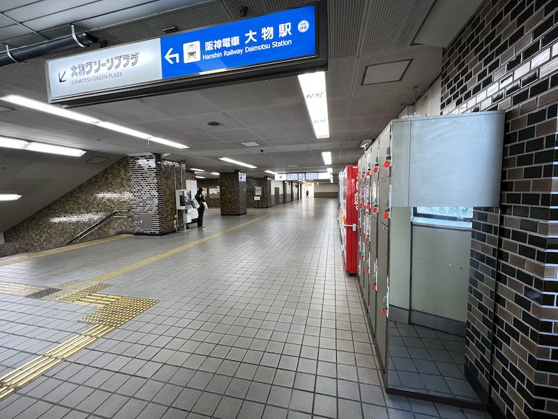 コインロッカー側から見た改札口方面