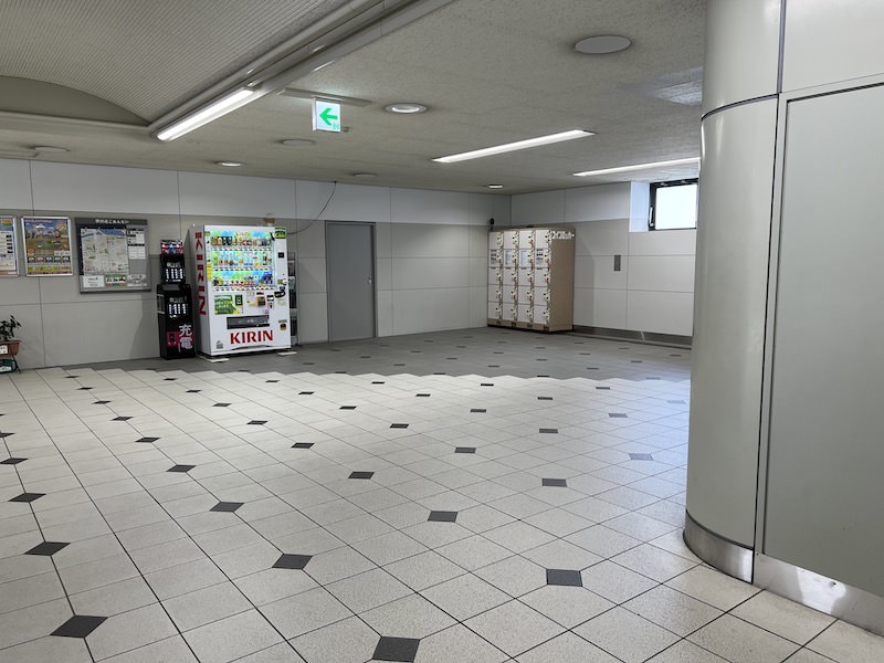 改札口を出て右側にあるコインロッカー