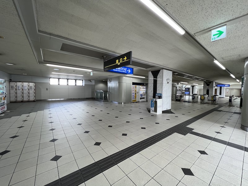 コインロッカーと改札口の位置関係