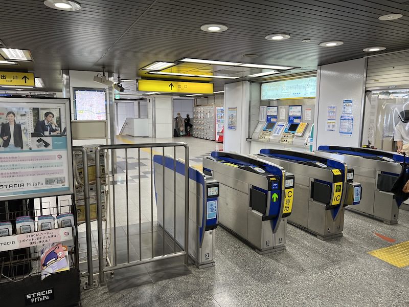 改札口を出て右側にコインロッカーがある。