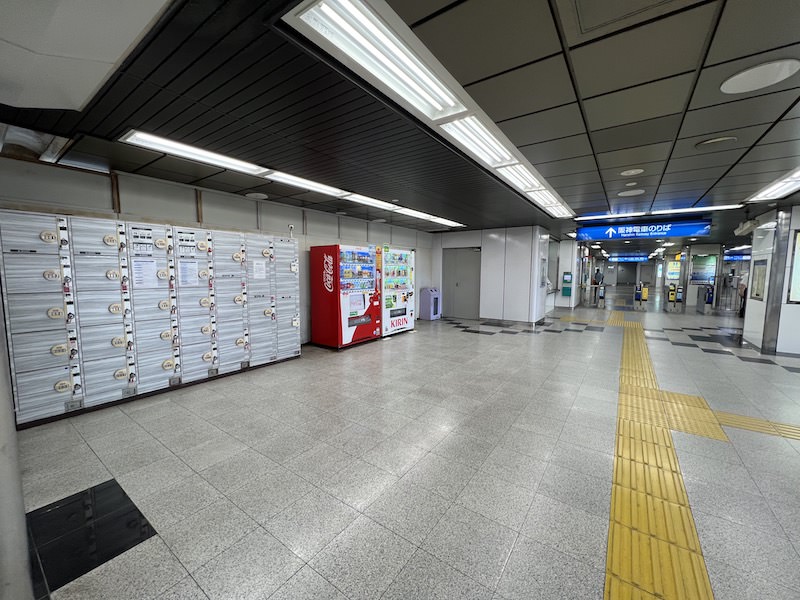 コインロッカー側から見た改札口