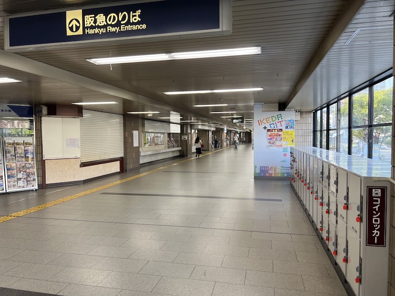 コインロッカー側から改札口を見る