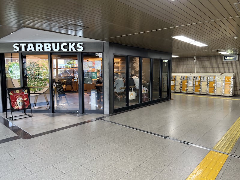 奥にコインロッカーが見える